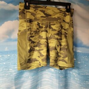 Fabletics NWT Mila High Waisted Pocket Short 6" Size M/8 Women's Camo Biker Shor